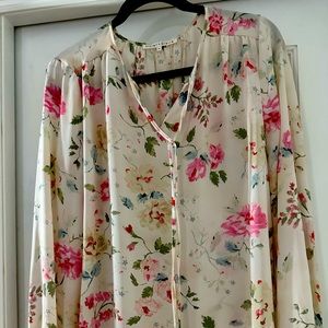 Beautiful long sleeve blouse with beautiful soft colors.In great condition.